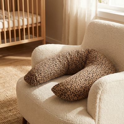 Coussin de maternité léopard Babysom, vue du motif en gaze de coton