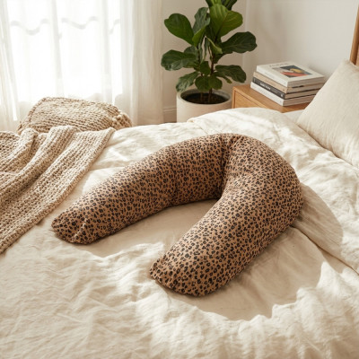 Coussin de maternité léopard Babysom en situation d'allaitement
