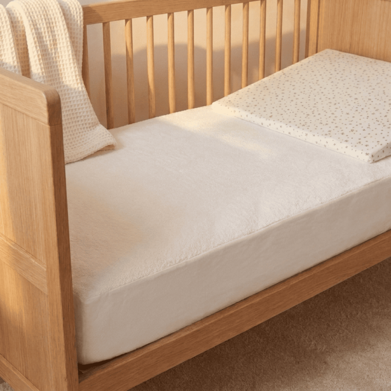 Pack Matelas Bébé 60x120 + Plan Incliné Étoiles + Protège matelas