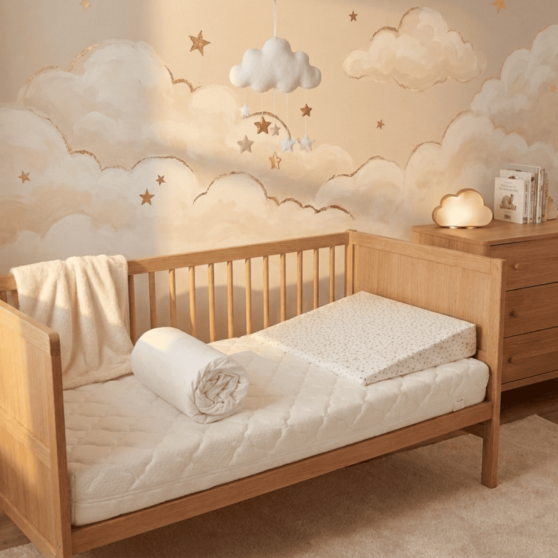Pack Matelas Bébé 60x120 + Plan Incliné Étoiles + Protège matelas