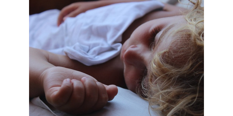 Canicule et longues journées: Comment aider votre bébé à dormir?