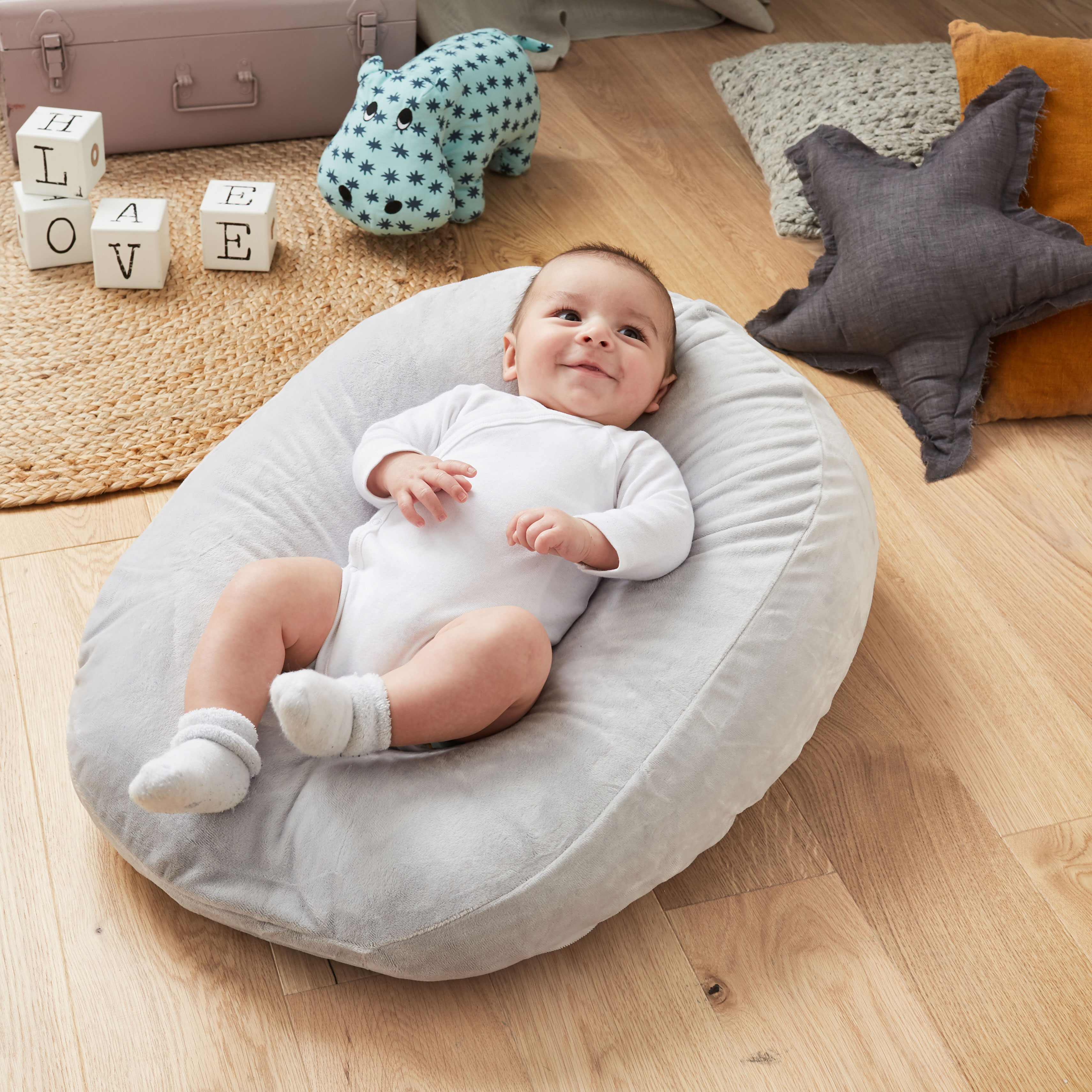 Comment installer bébé sur un coussin d'allaitement ?