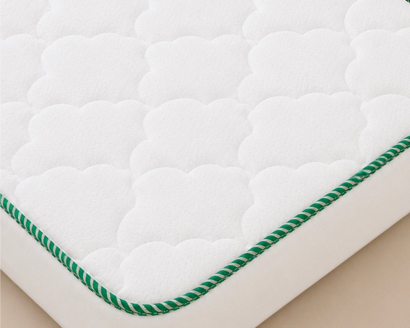 Angle du matelas Essentiel : housse blanche matelassée et ganse verte