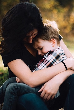 Enfant serein au coucher grâce à une alèse imperméable Babysom