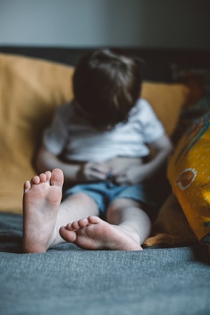 Alèse imperméable Babysom posée sur un lit enfant