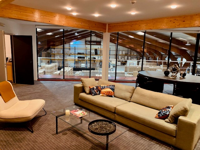 Salon d'accueil avec vue sur l'entrepôt du Groupe Sweetco