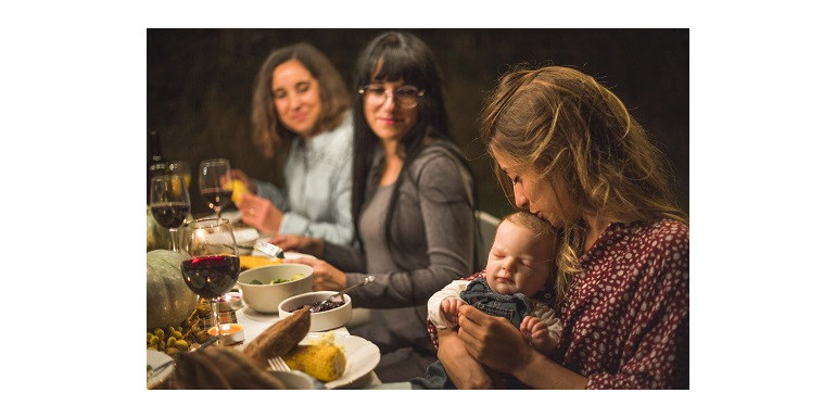 Sortir le soir avec bébé : tout prévoir pour un moment serein !