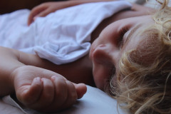 Comment gérer la chaleur avec bébé et lui garantir un sommeil paisible et frais 
